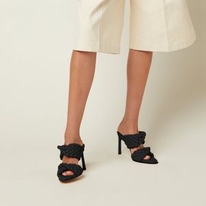 Bottega Veneta “curve” sandal in black size 38.5 NWT